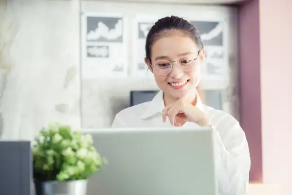 Student learning Chinese