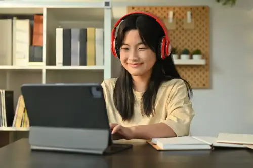 Student learning Chinese