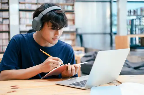 Student learning Chinese