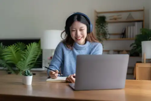 Student learning Chinese